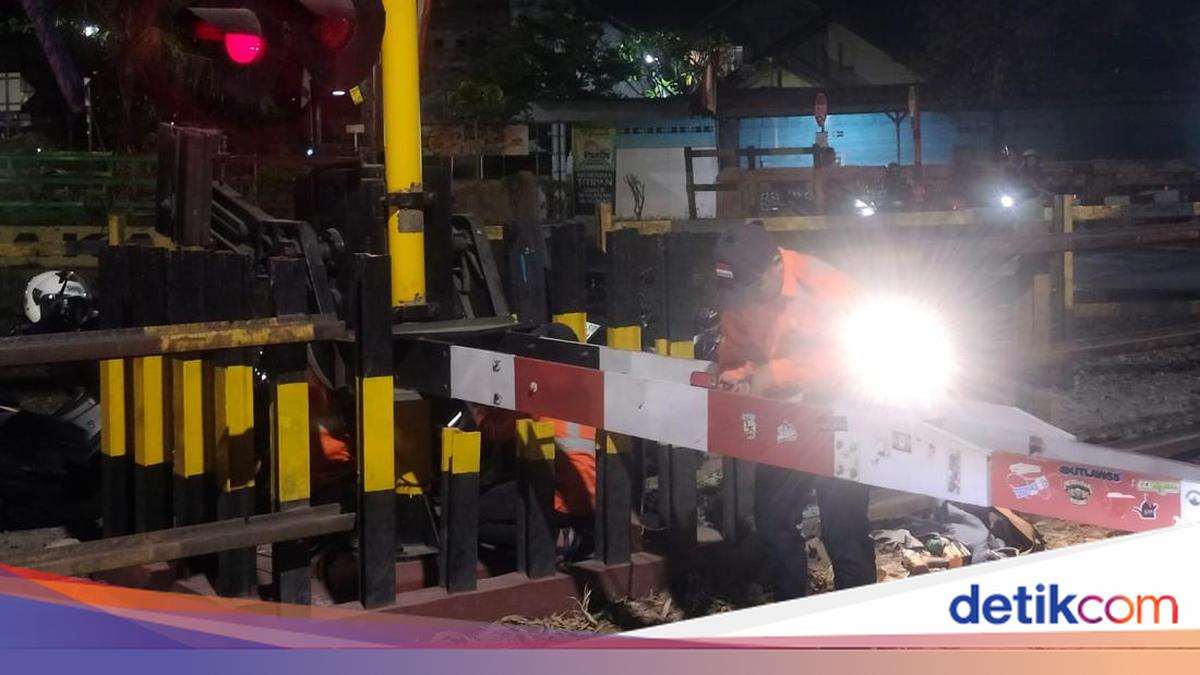 Terhalang KA Melintas, Pemotor di Sleman Ngamuk Rusak Palang Pintu Perlintasan