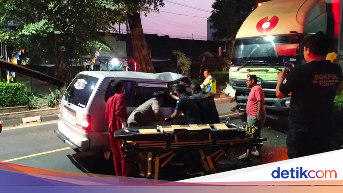 Adu Banteng Kijang Vs Truk Fuso di Bogem Sleman