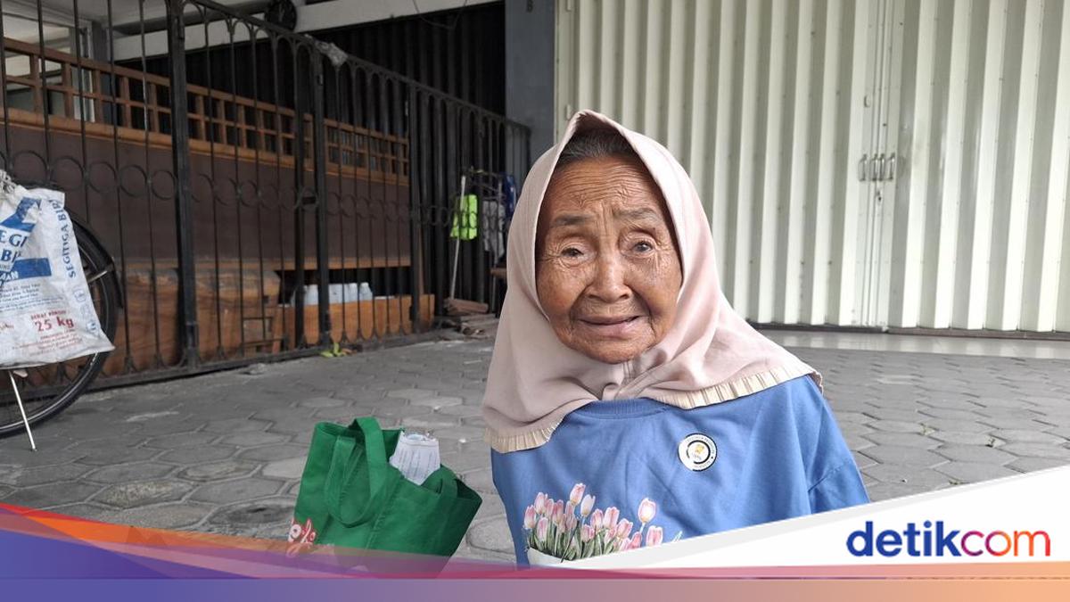 Sebatang Kara, Mbah Tiwi Jualan Nasi Ayam Rp 10 Ribu di Mergangsan Jogja