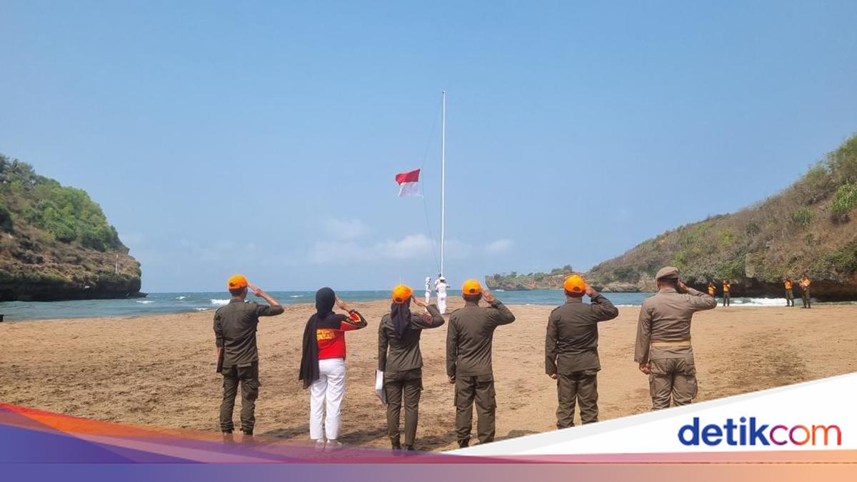 Upacara 17 Agustus di Tengah Laut Pantai Baron, Sempat Ada Gelombang Besar