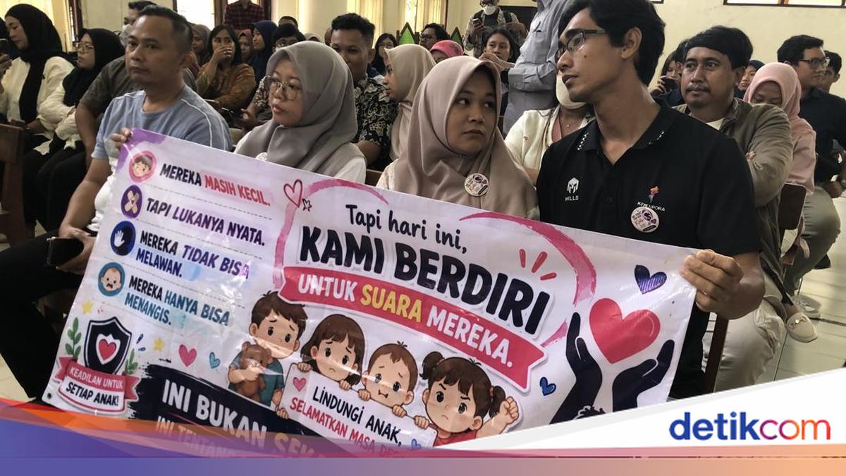 Penampakan Ortu Korban Daycare Little Aresha Bawa Spanduk Menyentuh di Sidang