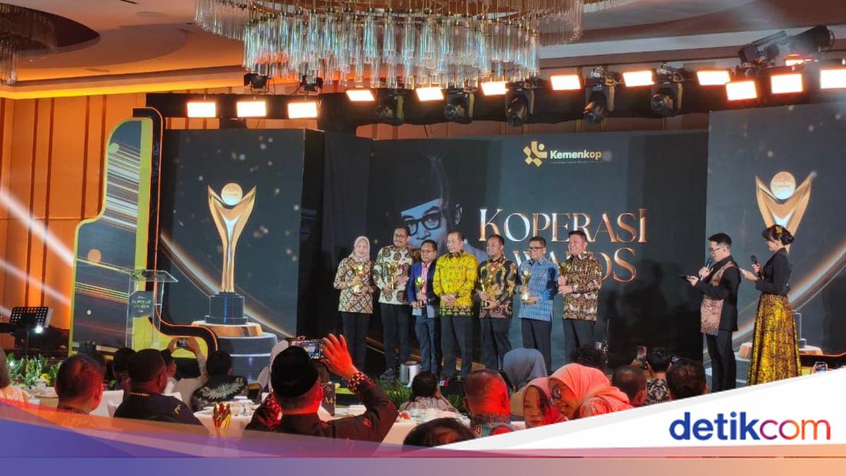 Bupati Sleman Harda Kiswaya Raih Penghargaan Koperasi Awards 2026