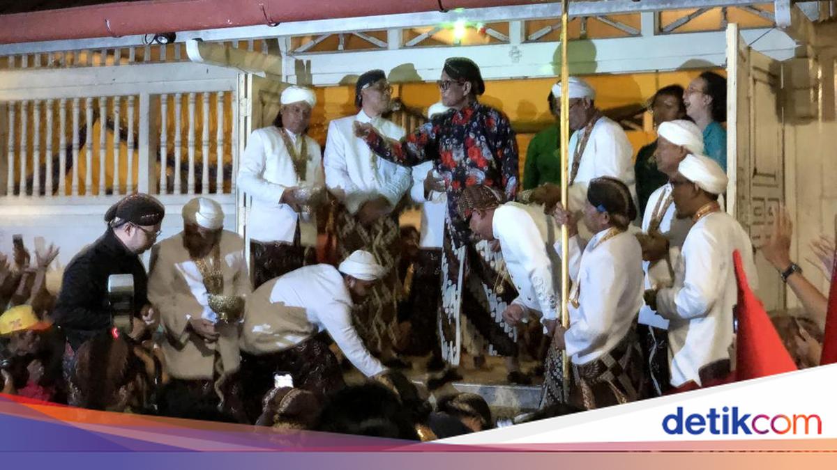 Momen Warga Berebut Udhik-udhik dari Sultan HB X Saat Kondur Gangsa