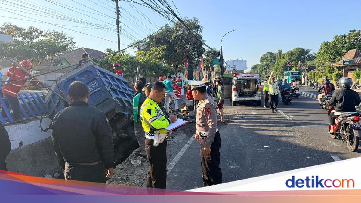 Detik-detik Truk Pasir di Sleman Nyungsep Selokan Usai Tabrak Tiang