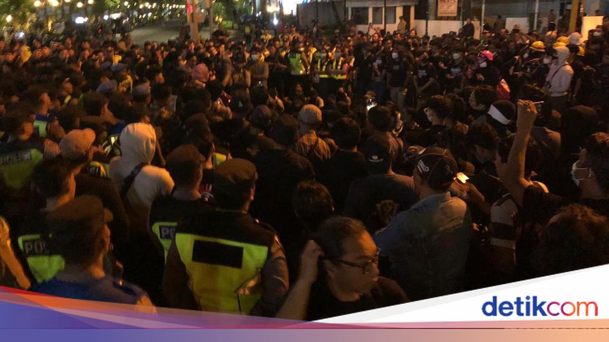 Detik-detik Aksi Damai di Simpang Jenderal Sudirman Jogja Berubah Ricuh