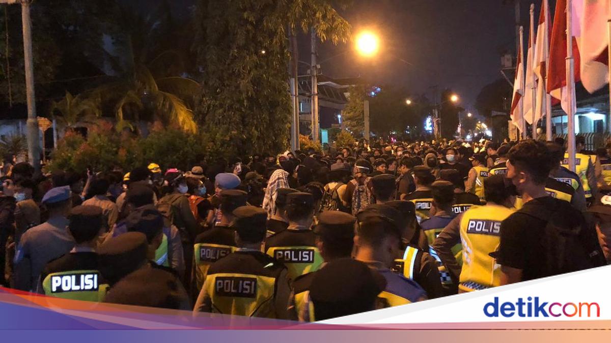 UGM Sebut Ada Upaya Benturkan Mahasiswa dan Warga Saat Demo di Jogja