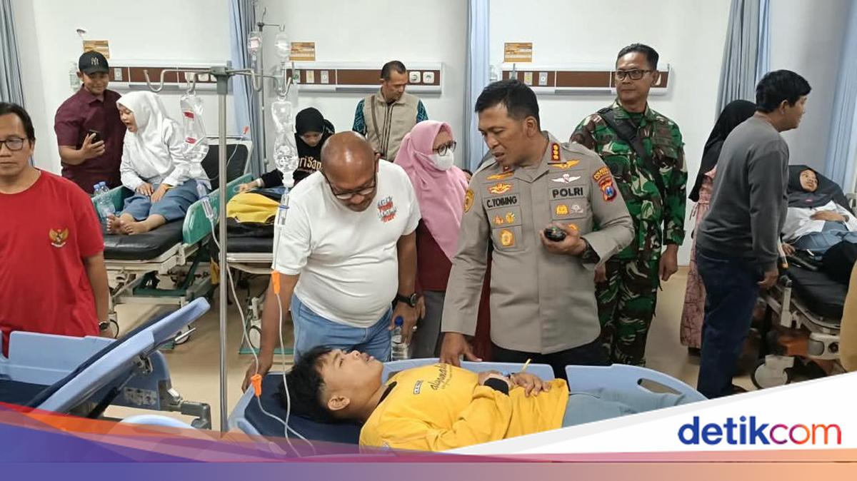 Polisi Bantu Evakuasi Ratusan Santri yang Keracunan MBG di Sidoarjo