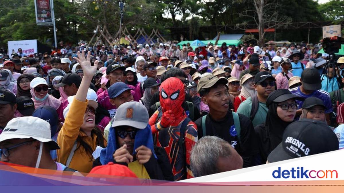 Sosok Spiderman Muncul di Tengah Ribuan Peserta Tajemtra Jember