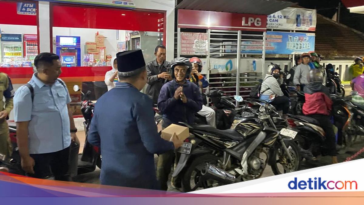 Bupati Jember Bagikan Makanan ke Warga yang Antre BBM di SPBU