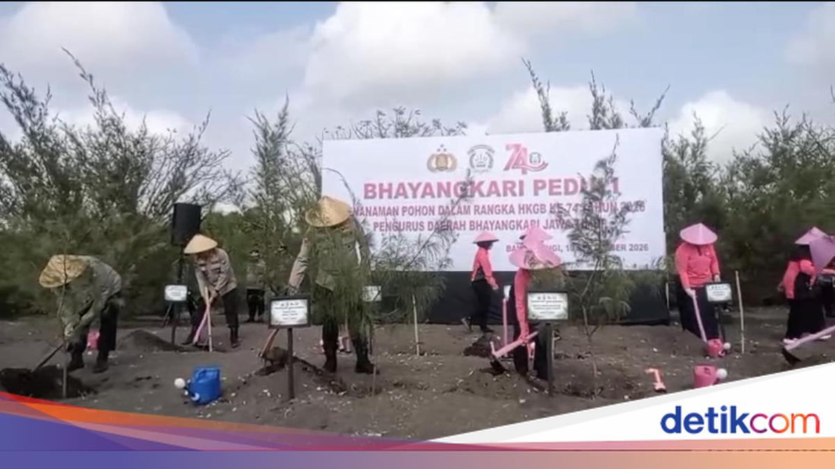 Dukung Ekonomi Biru, Kapolda Jatim Tanam Pohon di Pesisir Banyuwangi