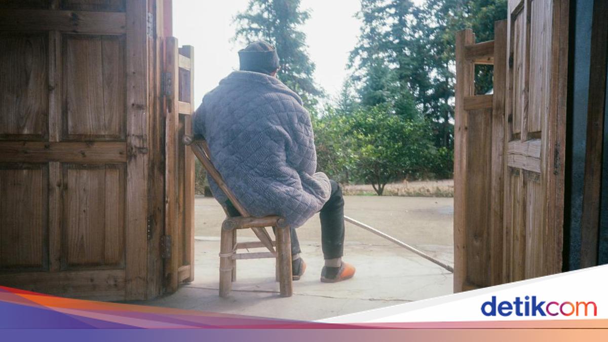 15 Kebiasaan di Rumah yang Bisa Bawa Sial, Salah Satunya Duduk Depan Pintu!