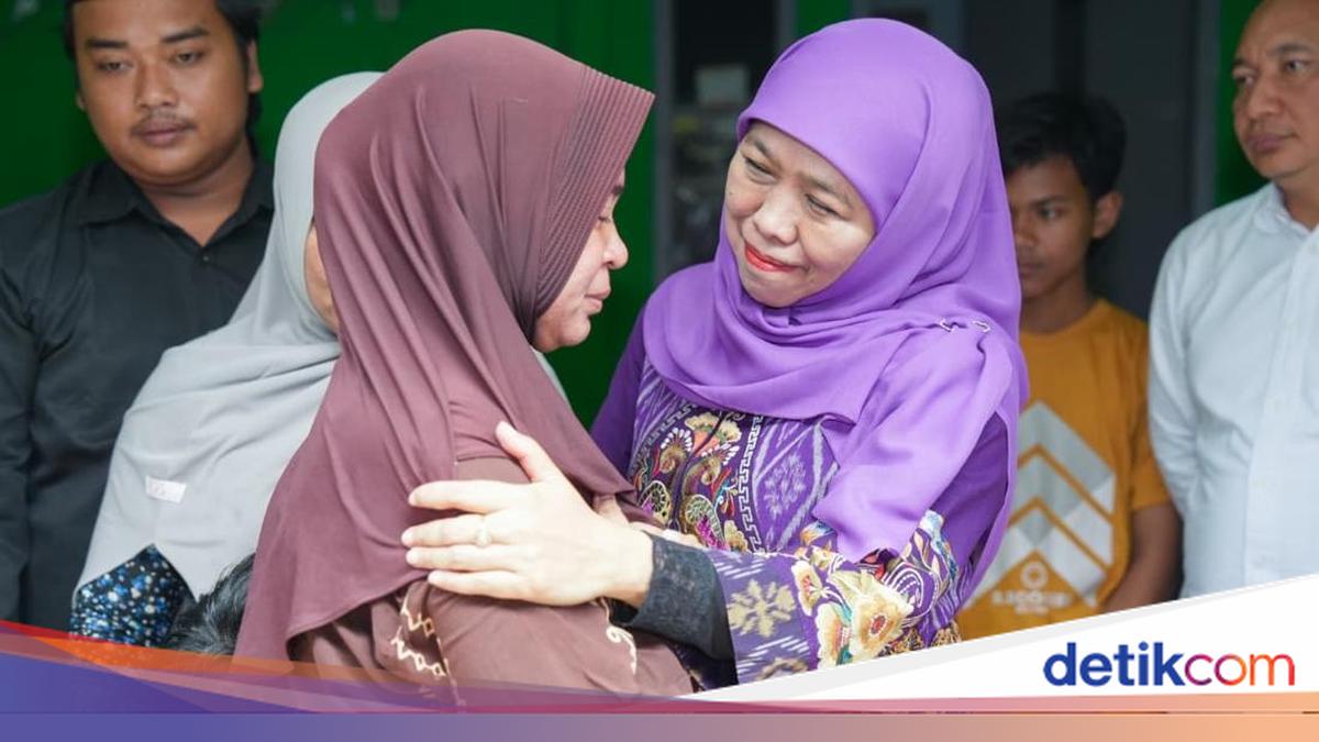 Pesan Haru Gubernur Khofifah Saat Takziah Korban KM Virgo di Surabaya