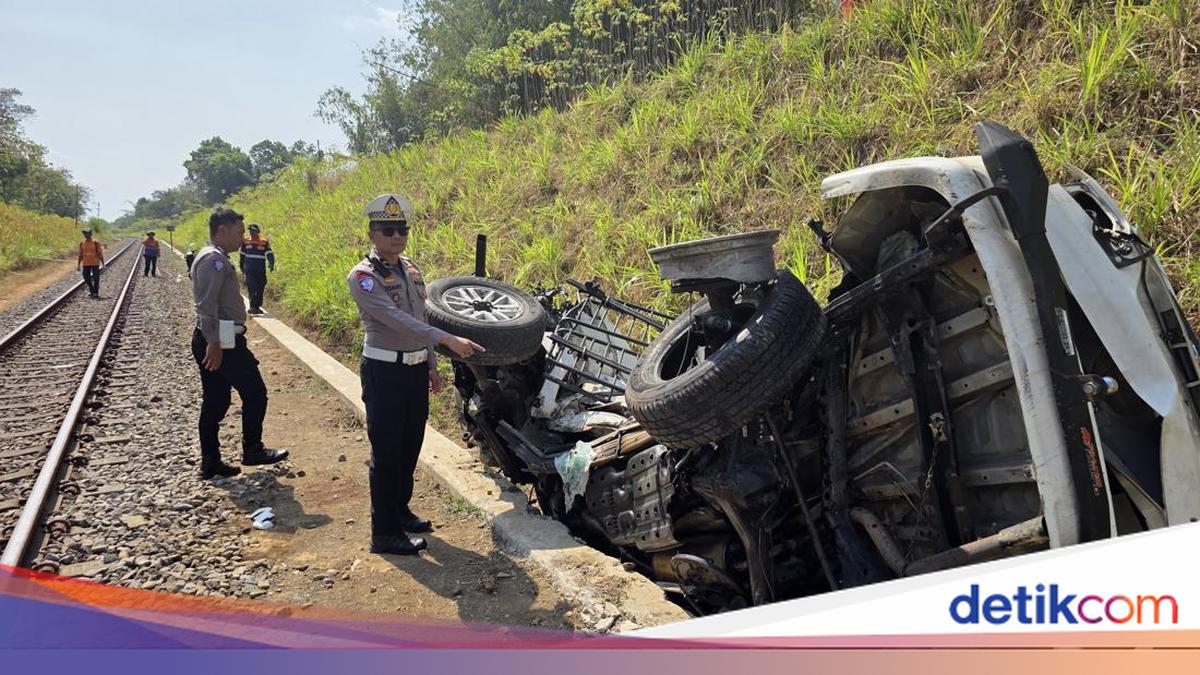 Fortuner Terseret KA Ijen Express Sejauh 750 Meter di Jember, Sopir Tewas
