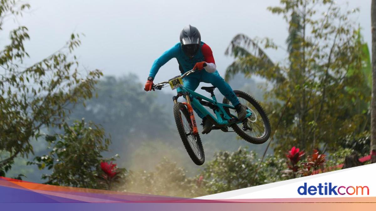 Aksi Sengit Pebalap di Gantasan Bike Park Banyuwangi