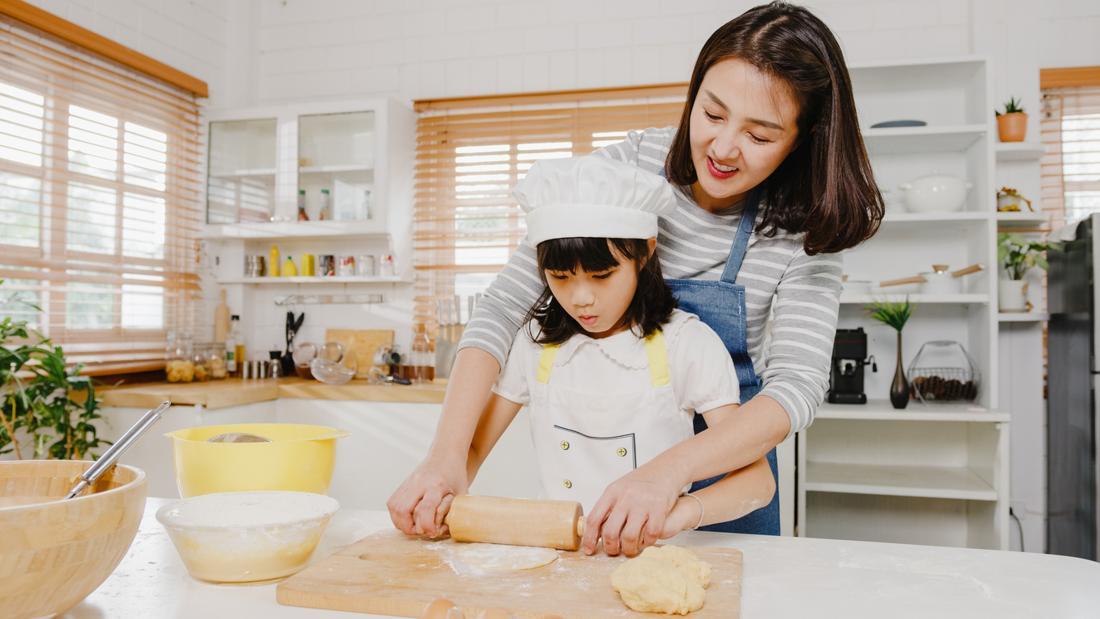 Anak Suka Meniru Orang Tua? Ternyata Bukan Sekadar Iseng, Ini Alasannya