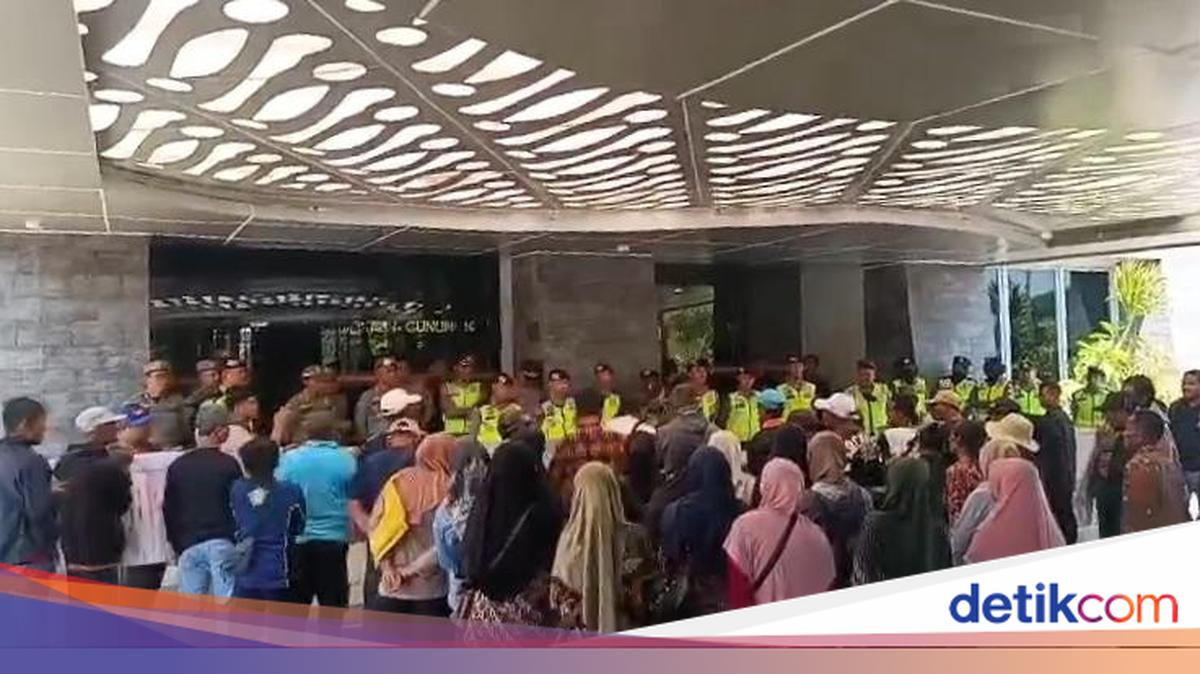 Akses Jalan Ditutup On The Rock, Pedagang Pantai Watubolong Demo