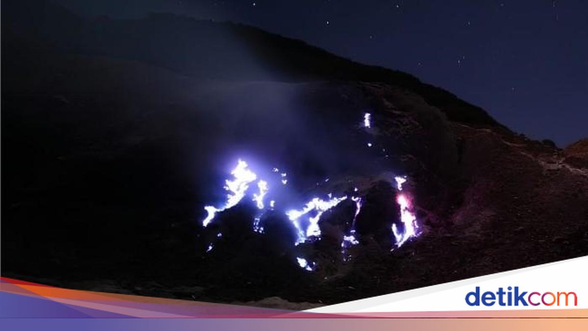 Fenomena blue fire atau nyala api biru di sekitar Kawah Manuk, Gunung Papandayan, Garut, Jawa Barat.