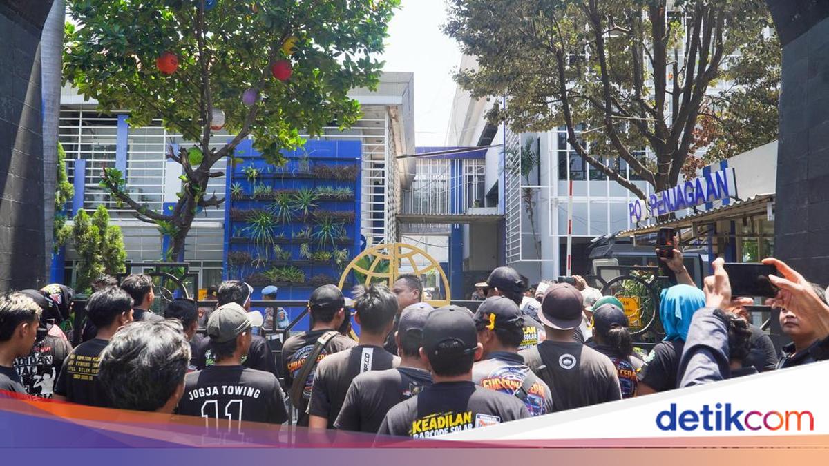 Sopir Truk Bertahan di Jagir-Buruh Turun Demo di Surabaya, Awas Macet!