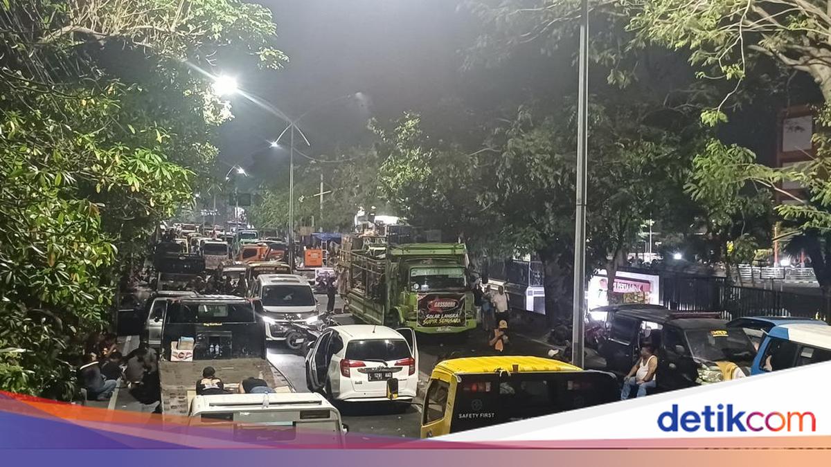 Demo Truk Towing Surabaya Masih Bertahan di Pertamina Malam Ini