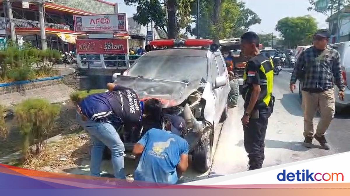 Ambulans Bawa Jenazah Korban KM Virgo Kecelakaan Beruntun di Jombang