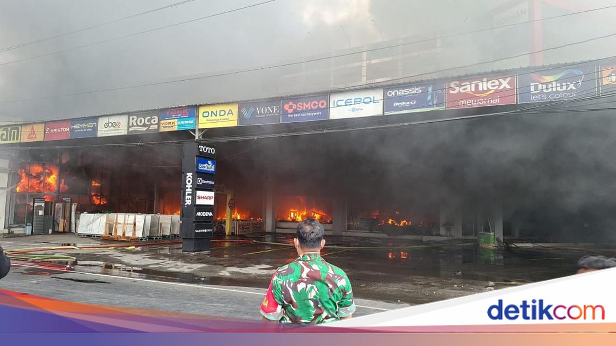 Toko Bangunan Trans Home di Jalan Jogja-Solo Berbah Kebakaran