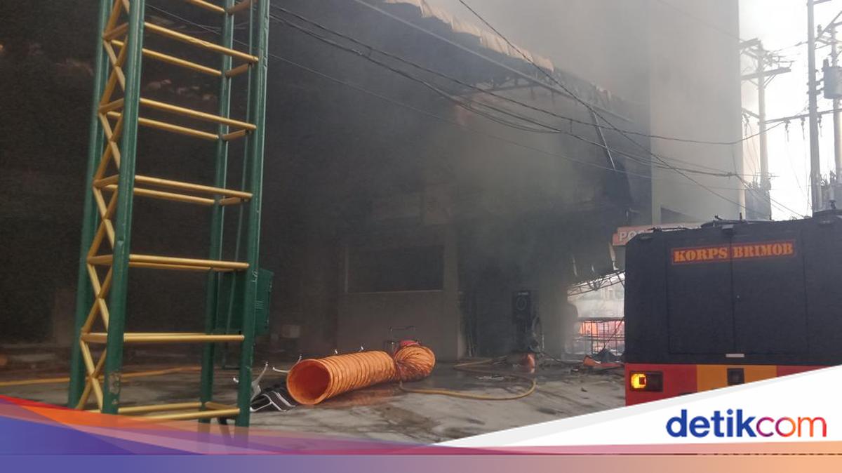 Suasana Terkini Kebakaran Trans Home Jalan Jogja-Solo, Asap Masih Mengepul