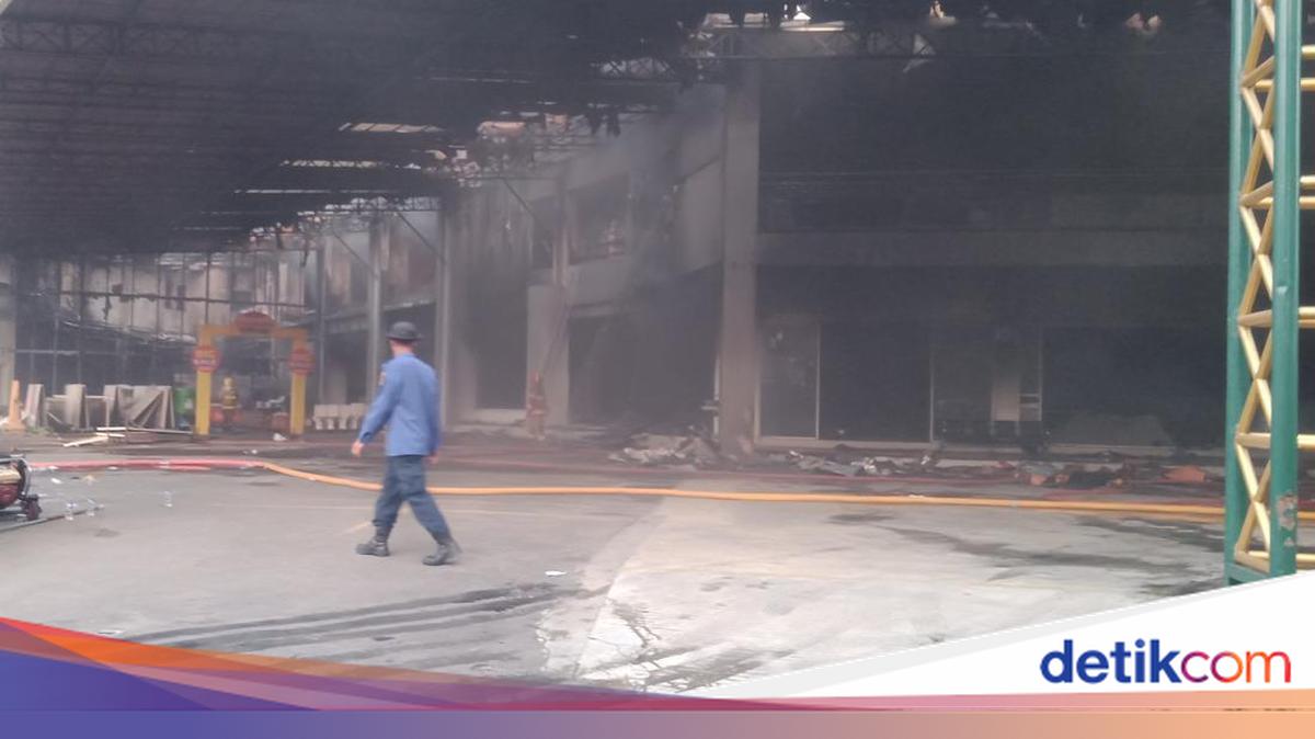Trans Home Terbakar, Keluarga Karyawan Berdatangan