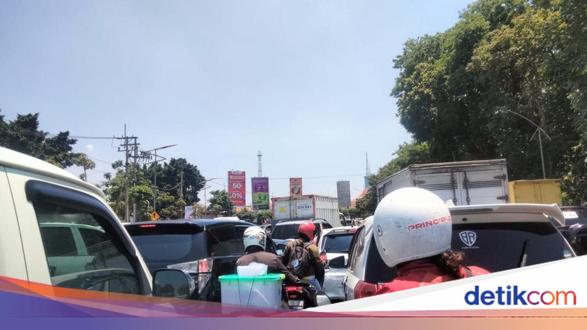 Bundaran Taman Pelangi Arah Surabaya Macet Parah gegara Demo
