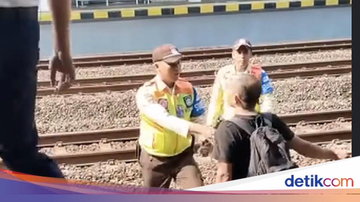 Viral Pria Masuk Jalur KA di Stasiun Maguwo Sleman, Ternyata...