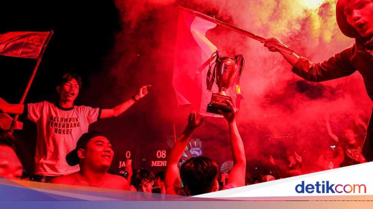 Dari Flare hingga Pawai, Euforia Timnas Juara di Bundaran HI