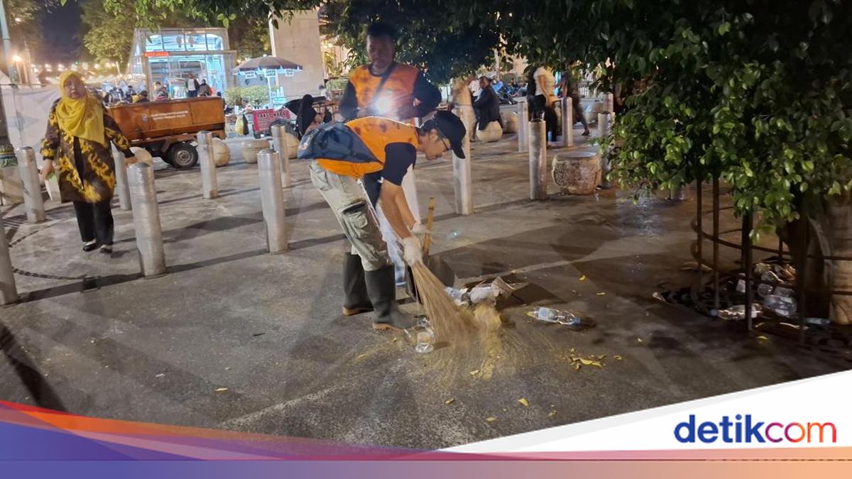 Kerja Keras Penyapu Sampah di Balik Meriahnya Wayang Jogja Night Carnival