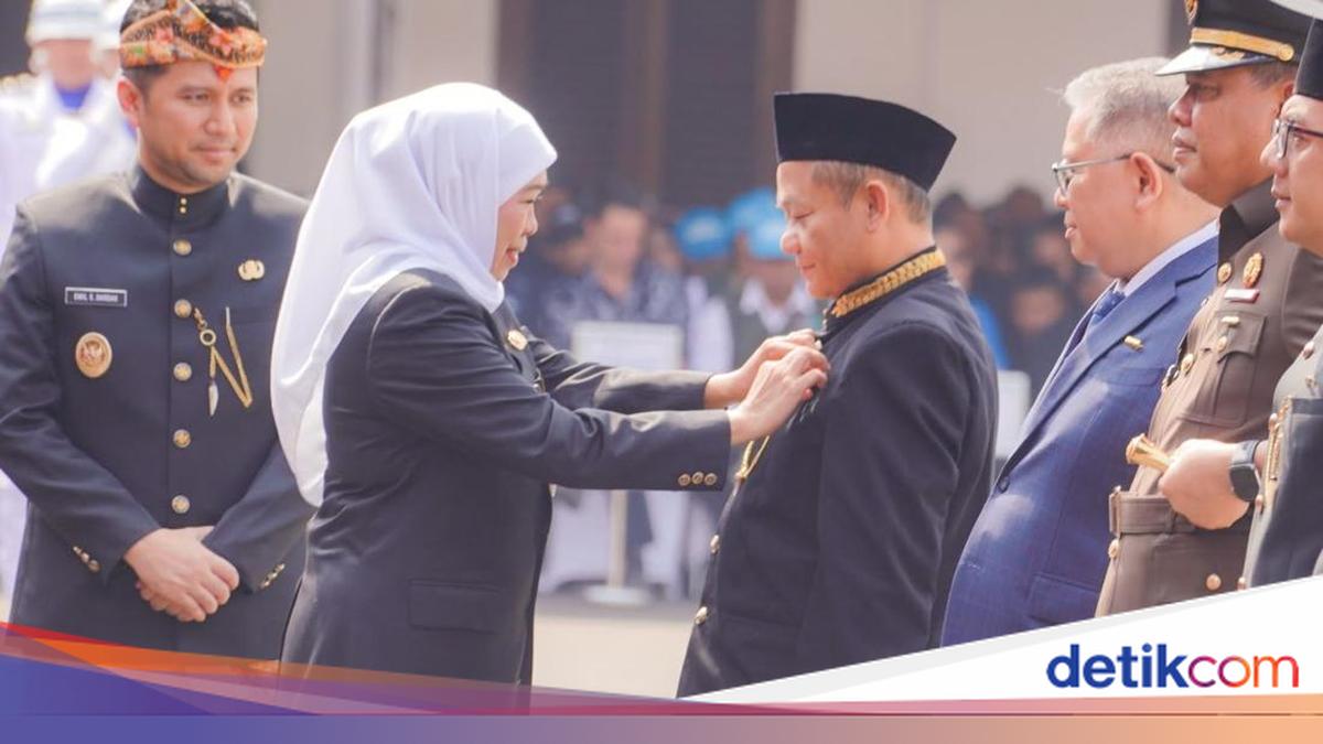 Menperin Sarmuji Terima Lencana Jer Basuki Mawa Beya dari Pemprov Jatim