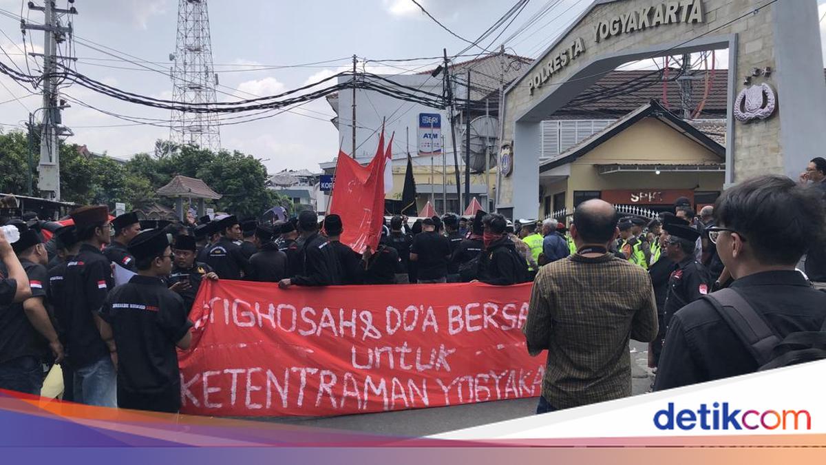 Keluarga Madura Yogya Gelar Aksi di Polresta Jogja, Bicara Aturan Jarak Warung