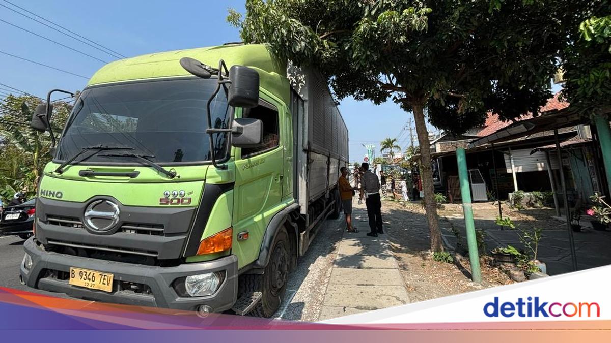 Brakk! Scoopy Tabrak Truk Parkir di Wates Kulon Progo, 2 Tewas