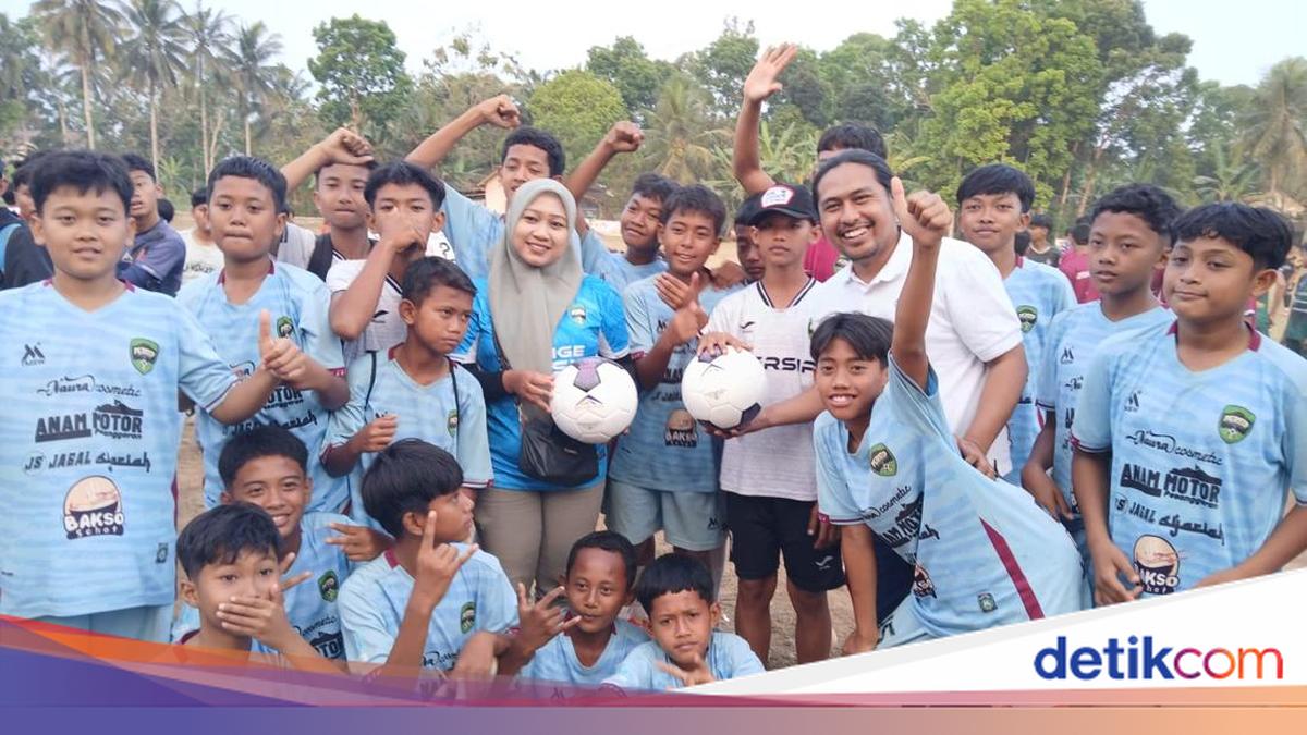 Dukung Bibit Pesepakbola, 4 SSB di Banyuwangi Dapat Bantuan Bola