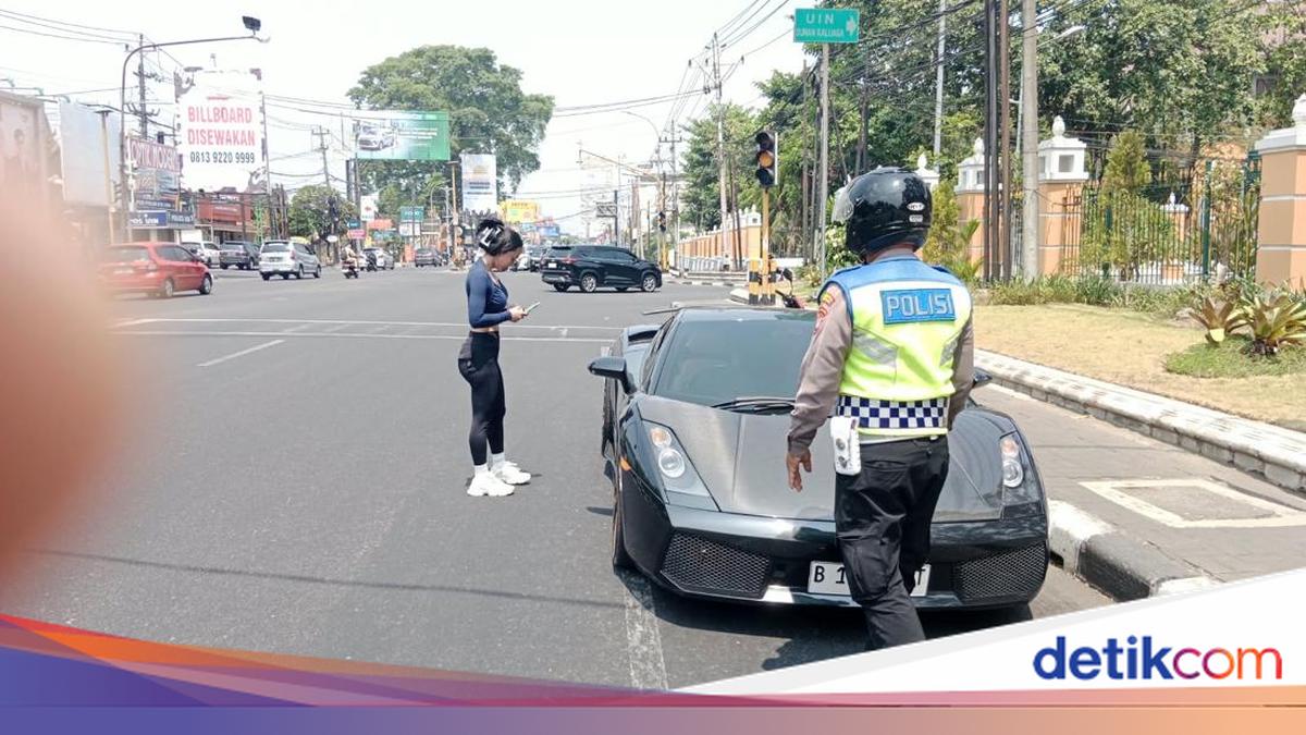 Brakk! Lamborghini Diseruduk Gran Max di Bangjo UIN Jogja
