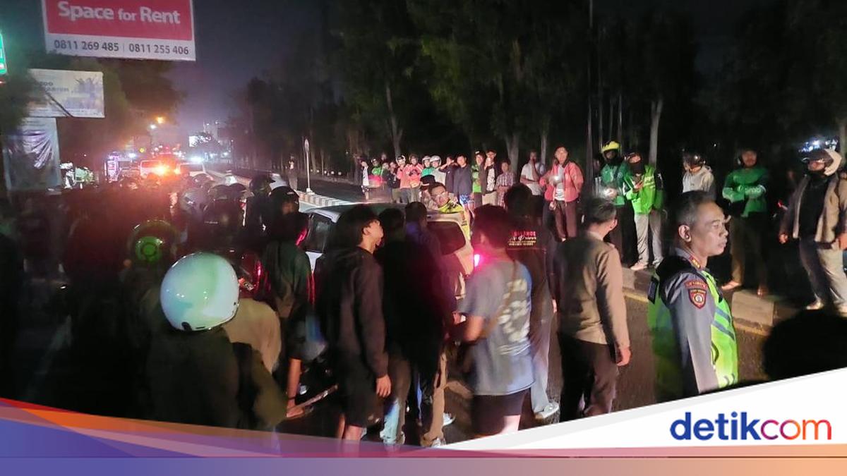 Momen Dramatis Evakuasi Wanita Sleman Hentikan Mobil di Tengah Jalan