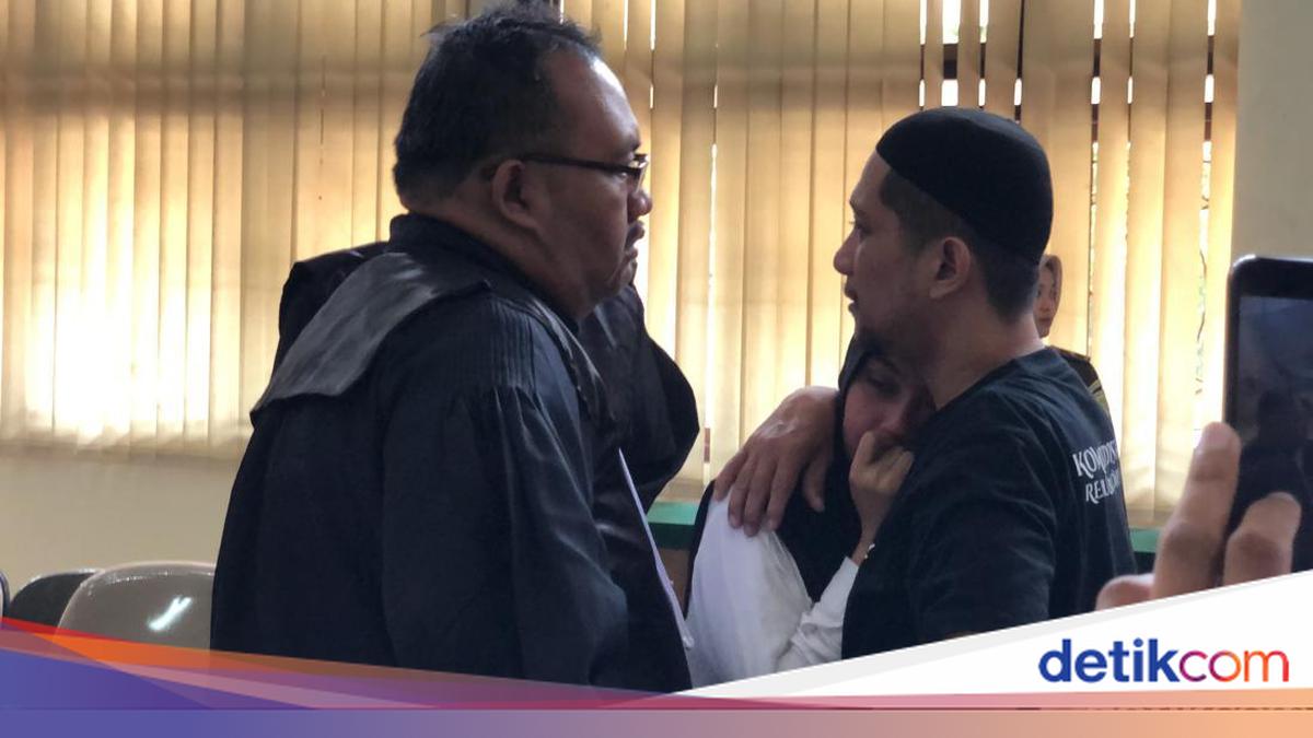 Tangis Kepsek Little Aresha Hadapi Tuntutan 10 Tahun Bui