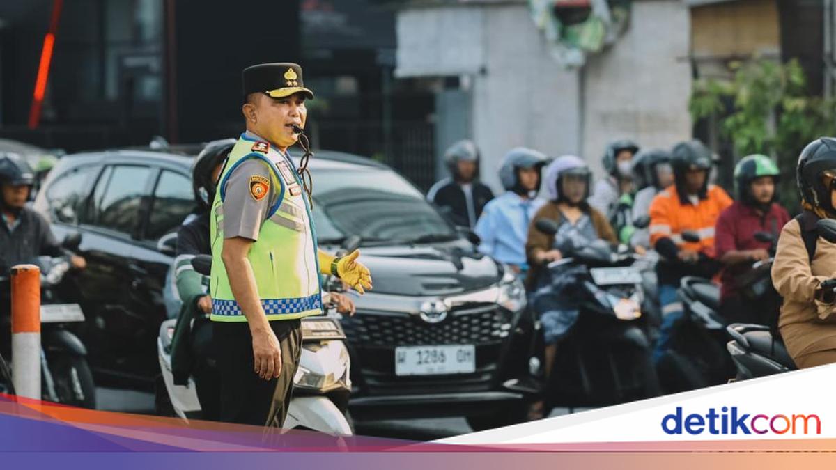 Kapolda Jatim Turun Langsung Atur Lalu Lintas di Surabaya