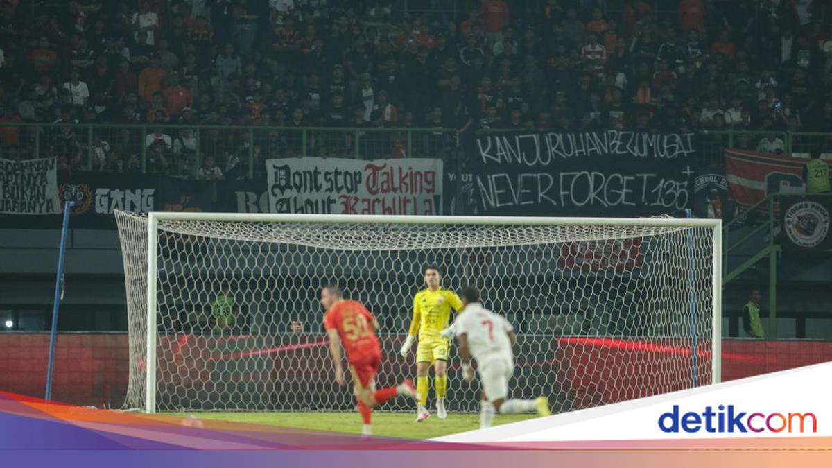 Spanduk Karhutla dan Tragedi Kanjuruhan Warnai Laga Persija vs Arema FC