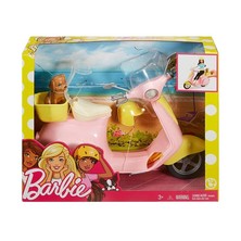 Bersiaplah Untuk Bersenang-Senang Dengan Moped Barbie Ini. Itu Datang Dengan Teman Hewan Peliharaan Yang Selalu Siap Untuk Naik! Didesain Dengan Warna Pink Dan Kuning Dengan Aksen Keperakan, Moped Trendi Dan Bergaya.