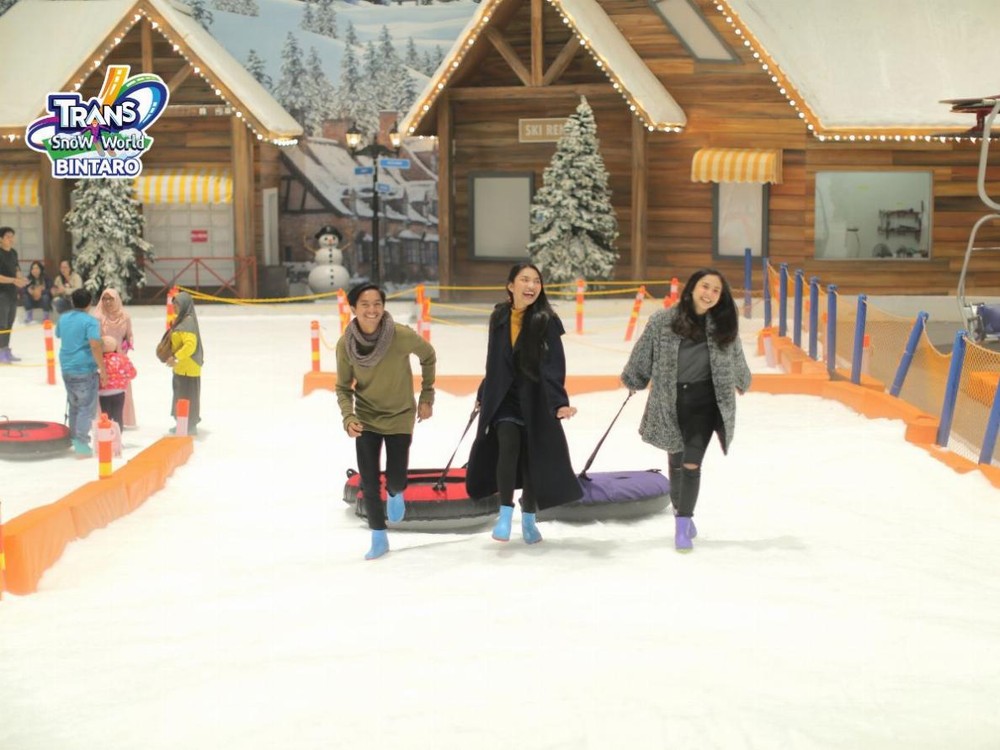 Di Trans Snow World Bintaro, Kamu Bisa Seseruan Sambil Sebarkan Kebaikan