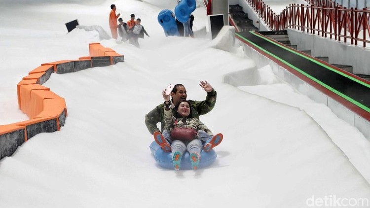 Serunya Main Seluncur Salju di Trans Snow World Bekasi