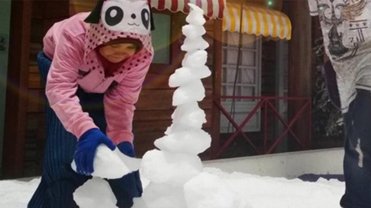 Ayo buat Snow Sculpture –mu di Trans Snow World Bekasi