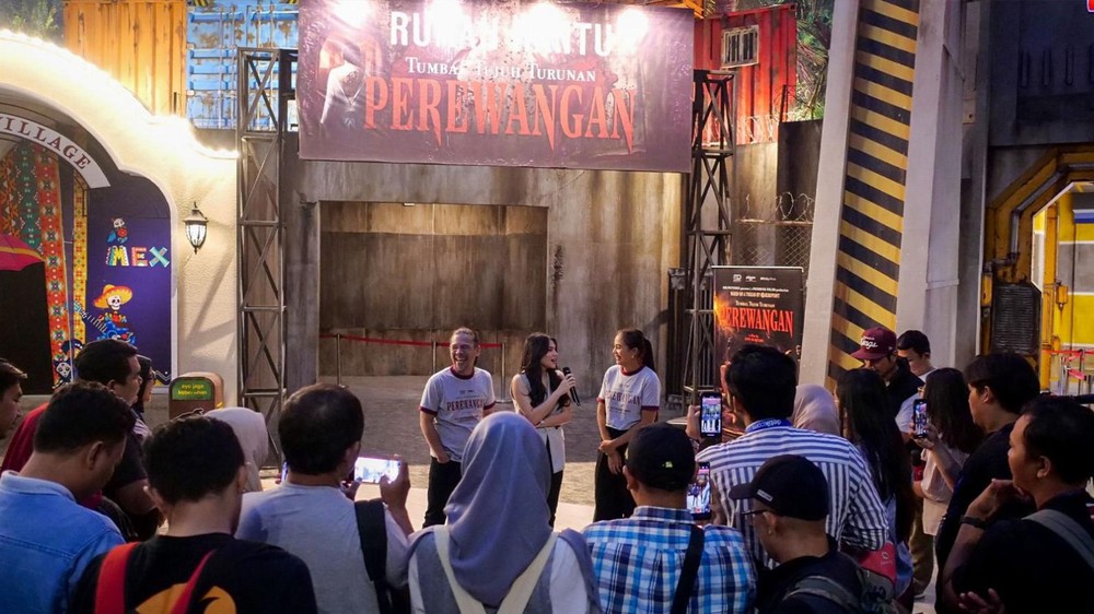 Sensasi Mencekam! Cast Film Perewangan dan Media Rasakan Horor Rumah Hantu Perewangan di Trans Studio Cibubur