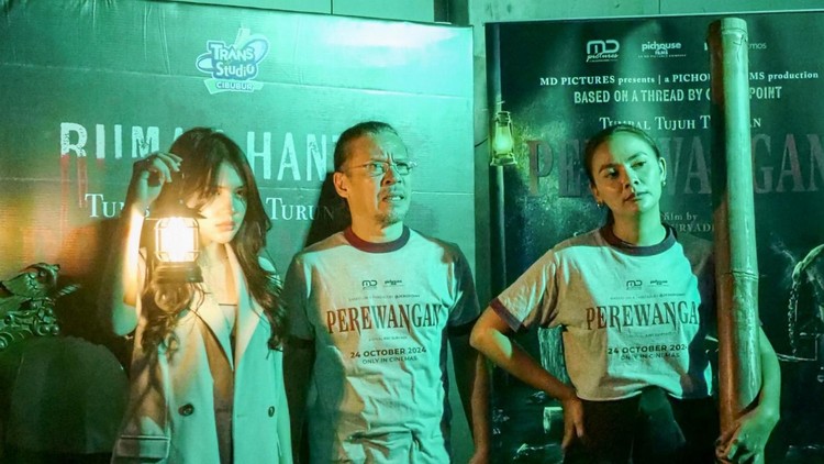 Sensasi Mencekam! Cast Film Perewangan dan Media Rasakan Horor Rumah Hantu Perewangan di Trans Studio Cibubur