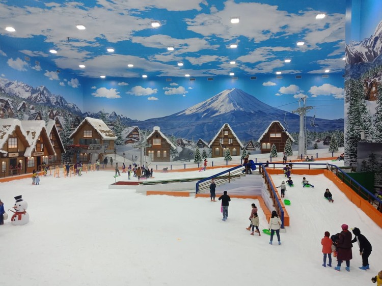 Ini Dia Perbedaan Tempat Wisata Salju di Bandung dan Trans Snow World Bintaro