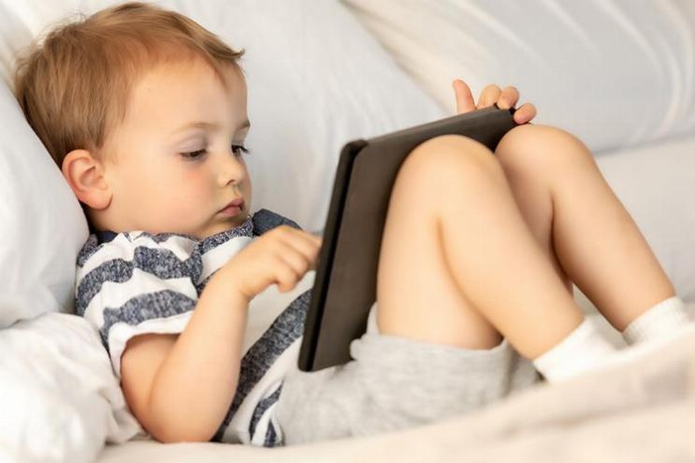 3 Cara Atur “Screen Time” Anak Saat Liburan Sekolah