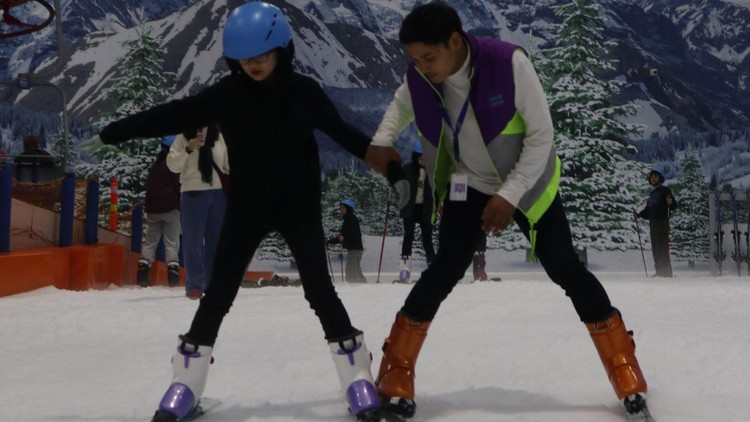 Mau Liburan sambil Main Ski seperti di Luar Negeri? Ke Trans Snow World Bekasi Aja !