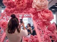 Nggak Perlu ke Paris Menara Eiffel Pink di Bandung Ini Siap Bikin Feeds Instagram Kamu Makin Aesthetic